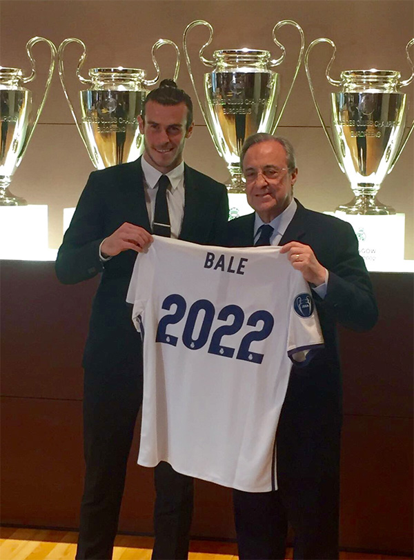 Social media photo of Gareth Bale and Fiorentino Perez holding a Bale 2022 shirt to commemorate the extension of the contract between Real Madrid and the Welsh player.  Three Champions League trophies are in the background.