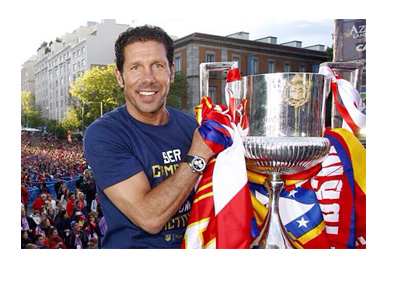 Diego Simeone - Twitter Photo - Holding a trophy in front of huge crowd - Atletico Madrid