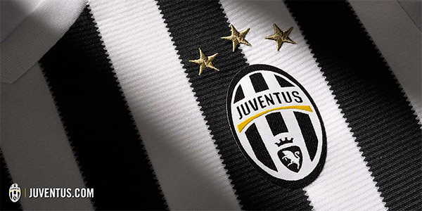 Juve 2015/16 kit - Home close up