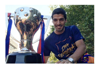 Luis Suarez posing next to the Barcelona FC 2015/16 La Liga trophy.  Parade.