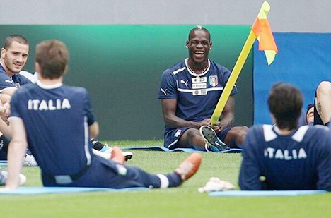 Mario Balotelli - Italy Training - Pole Maneuver