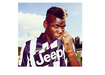 Paul Pogba kissing the Juventus jersey